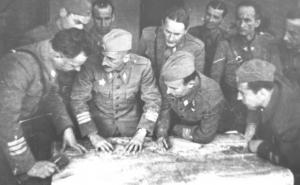 FOTO: Arhiv / Stab II armije u travnju 1945., pripreme za oslobodjenje Zagreba. S desna na lijevo stoje Ljubo Vuckovic, Koca Popovic i Radovan Vukanovic